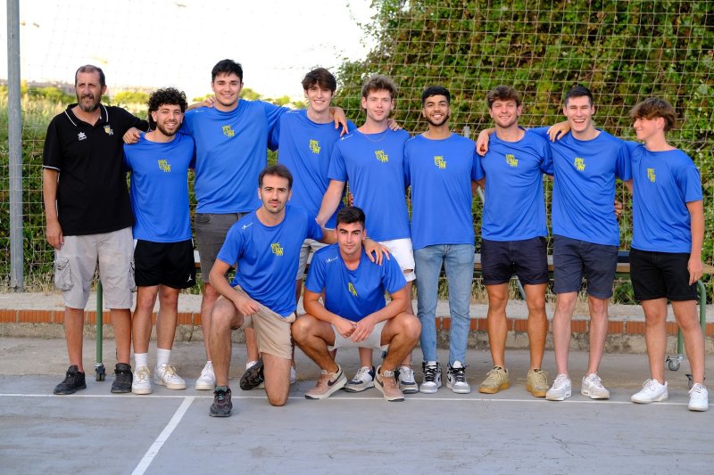 El Dénia Bàsquet despide la temporada y homenajea a dos jugadoras y un jugador que ya no siguen en el club El Dénia Bàsquet despide la temporada y homenajea a dos jugadoras y un jugador que ya no siguen en el club