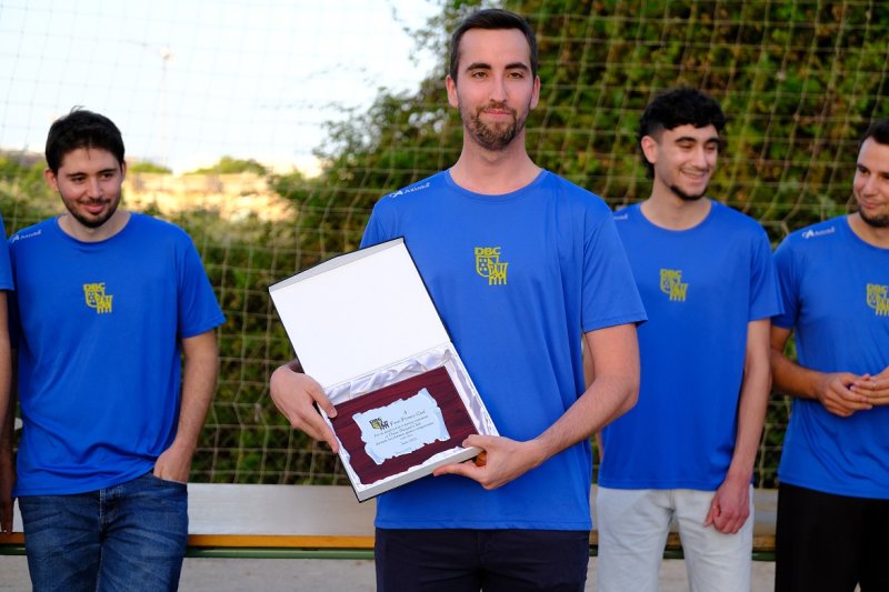 El Dénia Bàsquet despide la temporada y homenajea a dos jugadoras y un jugador que ya no siguen en el club El Dénia Bàsquet despide la temporada y homenajea a dos jugadoras y un jugador que ya no siguen en el club