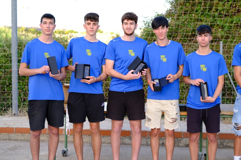 El Dénia Bàsquet despide la temporada y homenajea a dos jugadoras y un jugador que ya no siguen en el club El Dénia Bàsquet despide la temporada y homenajea a dos jugadoras y un jugador que ya no siguen en el club