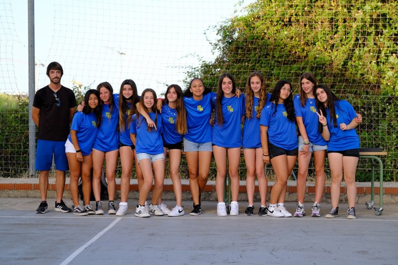 El Dénia Bàsquet despide la temporada y homenajea a dos jugadoras y un jugador que ya no siguen en el club El Dénia Bàsquet despide la temporada y homenajea a dos jugadoras y un jugador que ya no siguen en el club