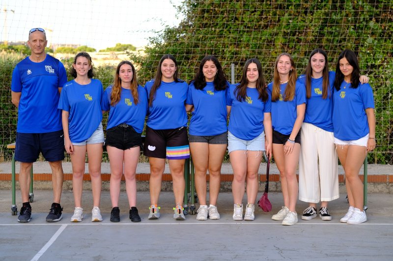 El Dénia Bàsquet despide la temporada y homenajea a dos jugadoras y un jugador que ya no siguen en el club El Dénia Bàsquet despide la temporada y homenajea a dos jugadoras y un jugador que ya no siguen en el club
