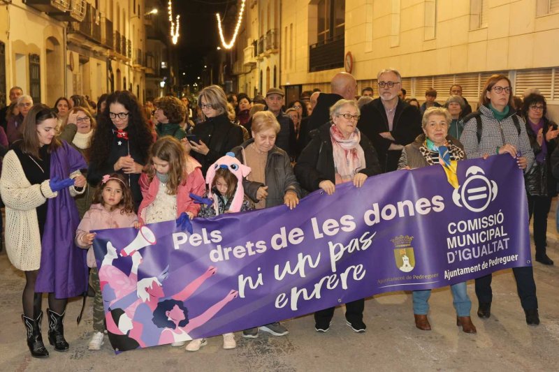 La manifestació del 8M de Pedreguer clama pels drets de les dones de tot el món i contra el capitalisme patriarcal La manifestació del 8M de Pedreguer clama pels drets de les dones de tot el món i contra el capitalisme patriarcal