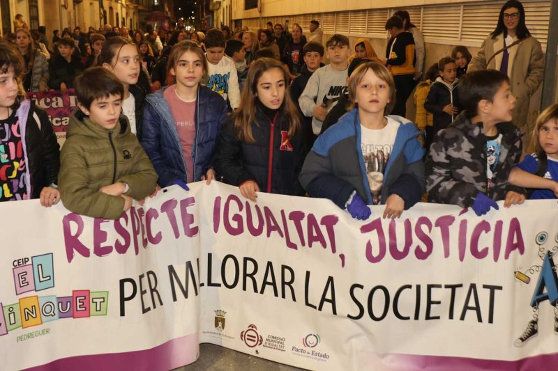 La manifestació del 8M de Pedreguer clama pels drets de les dones de tot el món i contra el capitalisme patriarcal La manifestació del 8M de Pedreguer clama pels drets de les dones de tot el món i contra el capitalisme patriarcal