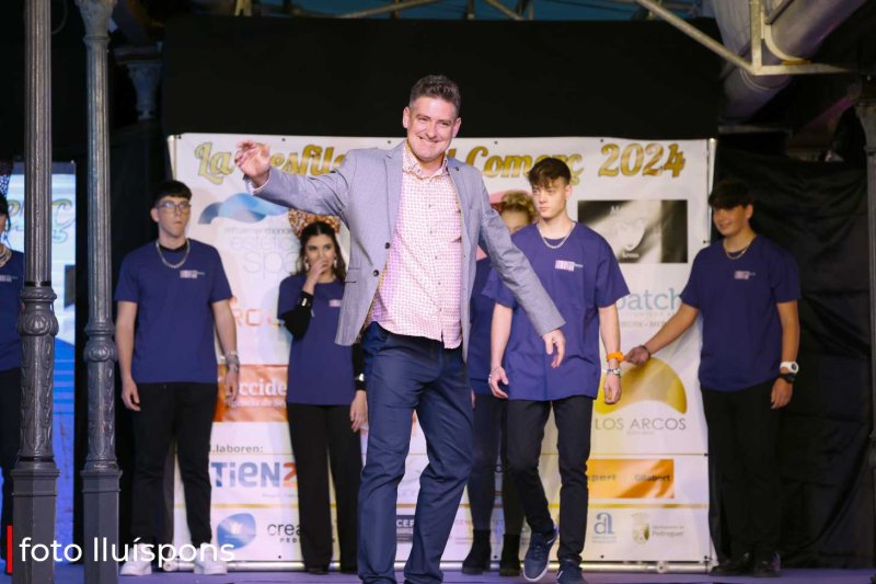 La gran desfilada del Comerç de Pedreguer va més enllà de la moda i complements i innova amb altres sectors La gran desfilada del Comerç de Pedreguer va més enllà de la moda i complements i innova amb altres sectors