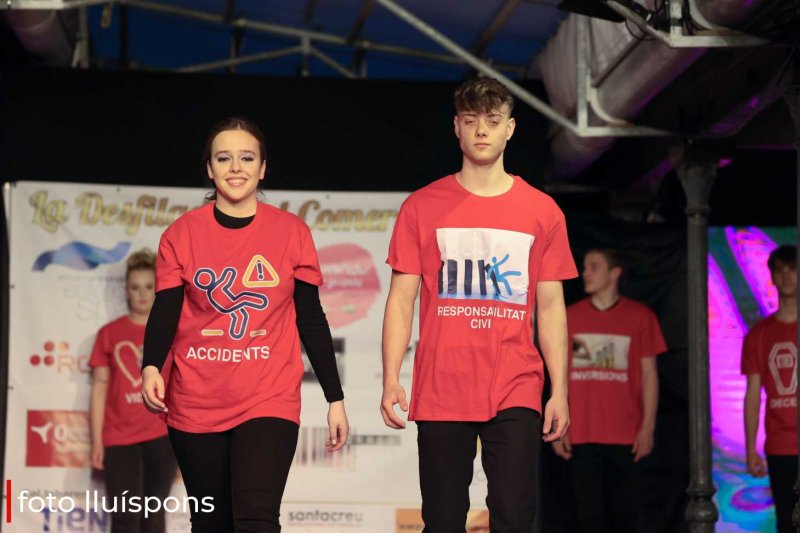 La gran desfilada del Comerç de Pedreguer va més enllà de la moda i complements i innova amb altres sectors La gran desfilada del Comerç de Pedreguer va més enllà de la moda i complements i innova amb altres sectors