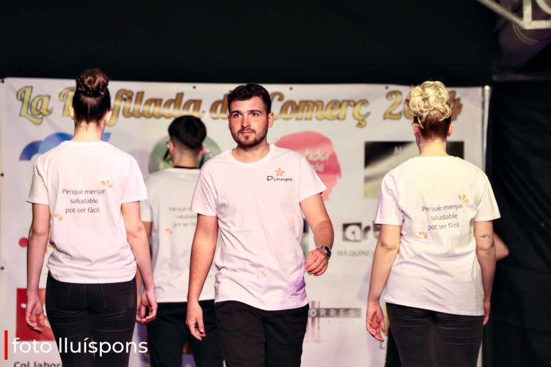 La gran desfilada del Comerç de Pedreguer va més enllà de la moda i complements i innova amb altres sectors La gran desfilada del Comerç de Pedreguer va més enllà de la moda i complements i innova amb altres sectors