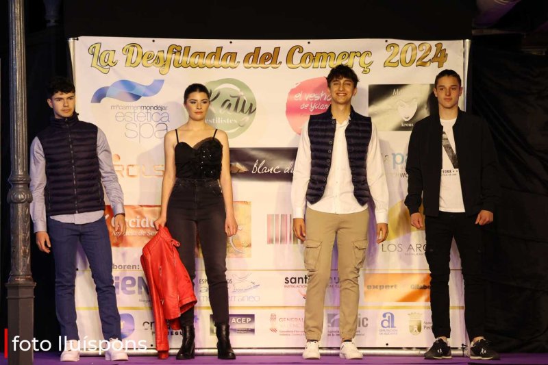 La gran desfilada del Comerç de Pedreguer va més enllà de la moda i complements i innova amb altres sectors La gran desfilada del Comerç de Pedreguer va més enllà de la moda i complements i innova amb altres sectors