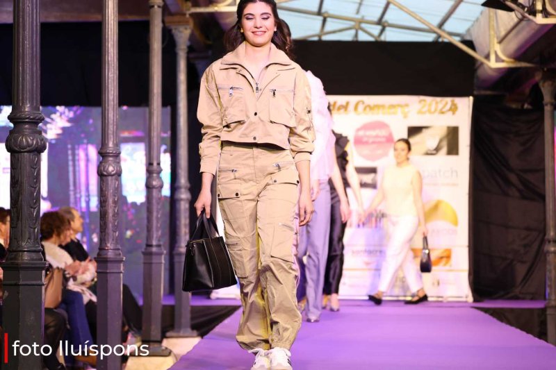 La gran desfilada del Comerç de Pedreguer va més enllà de la moda i complements i innova amb altres sectors La gran desfilada del Comerç de Pedreguer va més enllà de la moda i complements i innova amb altres sectors