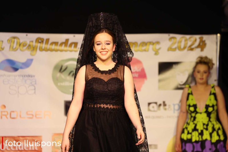 La gran desfilada del Comerç de Pedreguer va més enllà de la moda i complements i innova amb altres sectors La gran desfilada del Comerç de Pedreguer va més enllà de la moda i complements i innova amb altres sectors