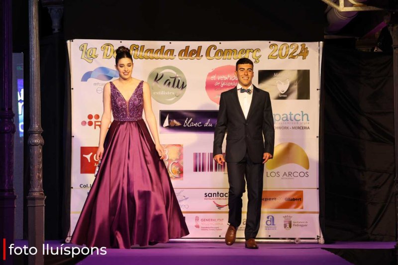 La gran desfilada del Comerç de Pedreguer va més enllà de la moda i complements i innova amb altres sectors La gran desfilada del Comerç de Pedreguer va més enllà de la moda i complements i innova amb altres sectors