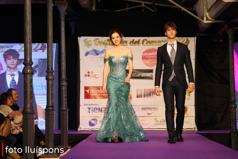 La gran desfilada del Comerç de Pedreguer va més enllà de la moda i complements i innova amb altres sectors La gran desfilada del Comerç de Pedreguer va més enllà de la moda i complements i innova amb altres sectors