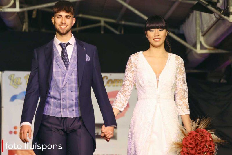 La gran desfilada del Comerç de Pedreguer va més enllà de la moda i complements i innova amb altres sectors La gran desfilada del Comerç de Pedreguer va més enllà de la moda i complements i innova amb altres sectors