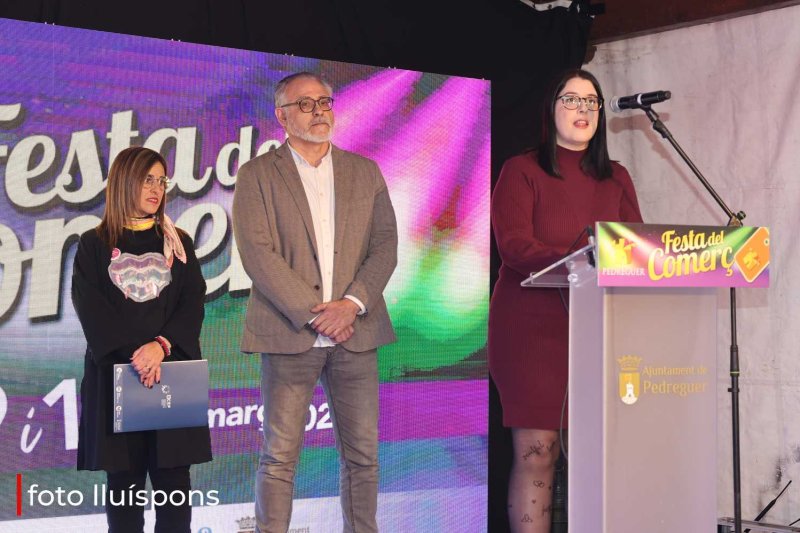 La gran desfilada del Comerç de Pedreguer va més enllà de la moda i complements i innova amb altres sectors La gran desfilada del Comerç de Pedreguer va més enllà de la moda i complements i innova amb altres sectors