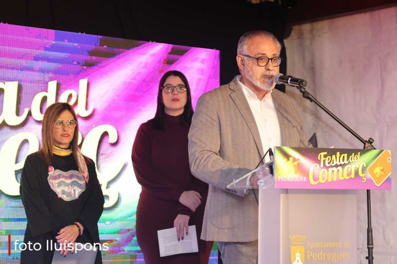 La gran desfilada del Comerç de Pedreguer va més enllà de la moda i complements i innova amb altres sectors La gran desfilada del Comerç de Pedreguer va més enllà de la moda i complements i innova amb altres sectors