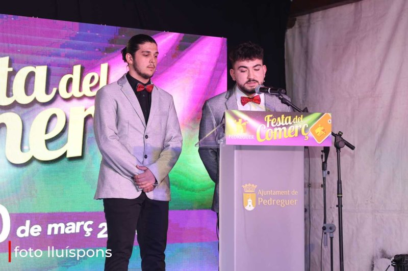 La gran desfilada del Comerç de Pedreguer va més enllà de la moda i complements i innova amb altres sectors La gran desfilada del Comerç de Pedreguer va més enllà de la moda i complements i innova amb altres sectors