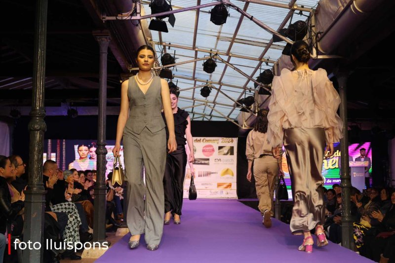 La gran desfilada del Comerç de Pedreguer va més enllà de la moda i complements i innova amb altres sectors La gran desfilada del Comerç de Pedreguer va més enllà de la moda i complements i innova amb altres sectors