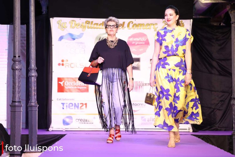 La gran desfilada del Comerç de Pedreguer va més enllà de la moda i complements i innova amb altres sectors La gran desfilada del Comerç de Pedreguer va més enllà de la moda i complements i innova amb altres sectors