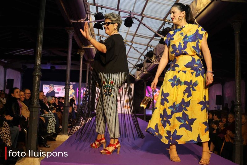 La gran desfilada del Comerç de Pedreguer va més enllà de la moda i complements i innova amb altres sectors La gran desfilada del Comerç de Pedreguer va més enllà de la moda i complements i innova amb altres sectors