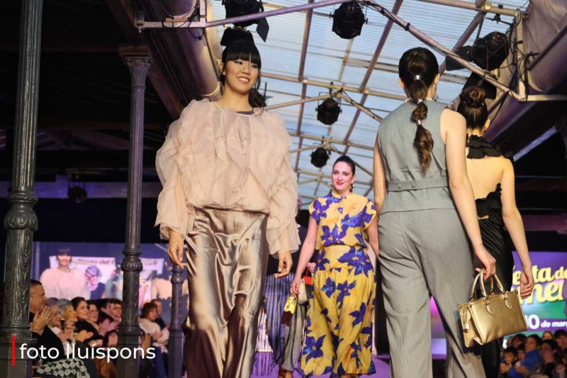 La gran desfilada del Comerç de Pedreguer va més enllà de la moda i complements i innova amb altres sectors La gran desfilada del Comerç de Pedreguer va més enllà de la moda i complements i innova amb altres sectors