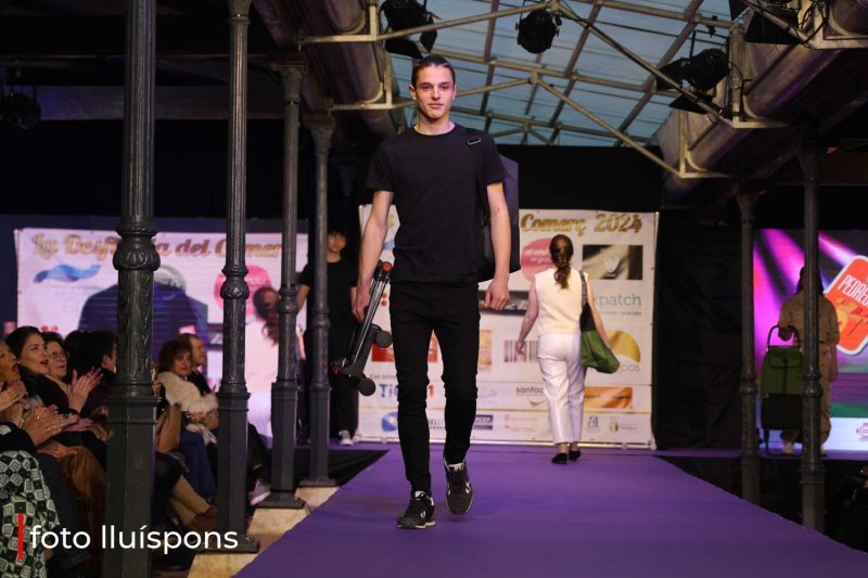 La gran desfilada del Comerç de Pedreguer va més enllà de la moda i complements i innova amb altres sectors La gran desfilada del Comerç de Pedreguer va més enllà de la moda i complements i innova amb altres sectors