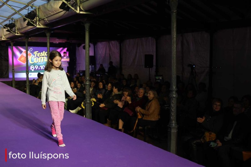 La gran desfilada del Comerç de Pedreguer va més enllà de la moda i complements i innova amb altres sectors La gran desfilada del Comerç de Pedreguer va més enllà de la moda i complements i innova amb altres sectors