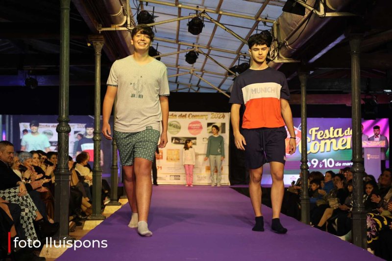 La gran desfilada del Comerç de Pedreguer va més enllà de la moda i complements i innova amb altres sectors La gran desfilada del Comerç de Pedreguer va més enllà de la moda i complements i innova amb altres sectors