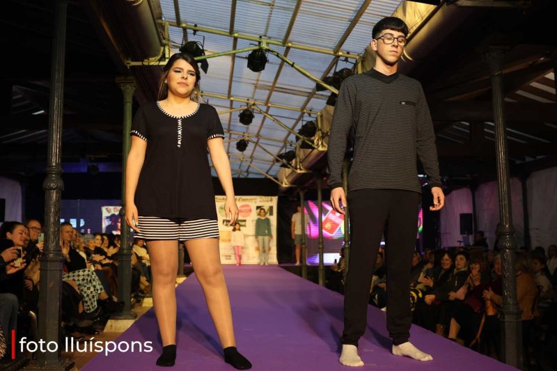 La gran desfilada del Comerç de Pedreguer va més enllà de la moda i complements i innova amb altres sectors La gran desfilada del Comerç de Pedreguer va més enllà de la moda i complements i innova amb altres sectors