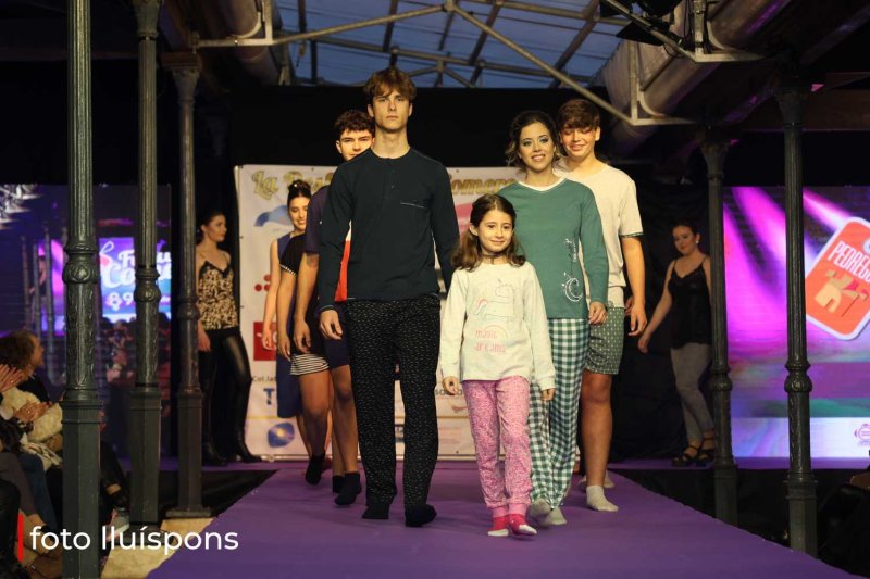 La gran desfilada del Comerç de Pedreguer va més enllà de la moda i complements i innova amb altres sectors La gran desfilada del Comerç de Pedreguer va més enllà de la moda i complements i innova amb altres sectors