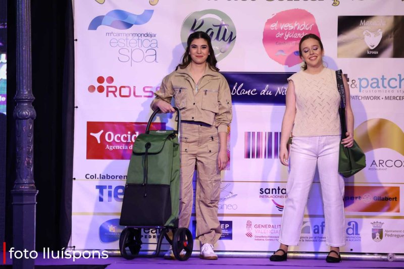 La gran desfilada del Comerç de Pedreguer va més enllà de la moda i complements i innova amb altres sectors La gran desfilada del Comerç de Pedreguer va més enllà de la moda i complements i innova amb altres sectors