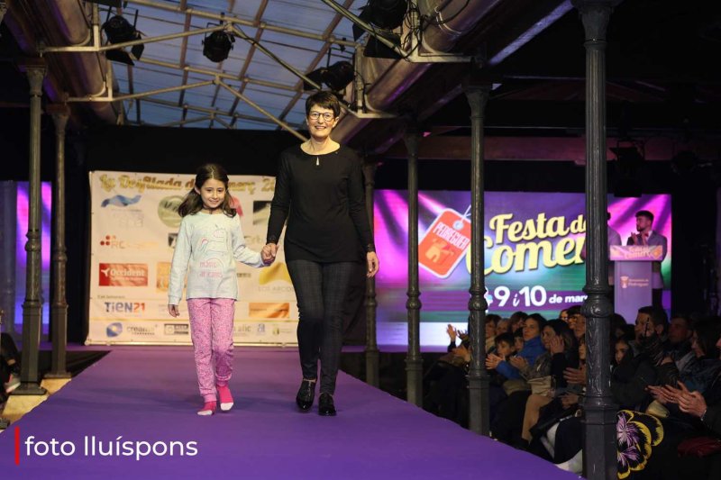 La gran desfilada del Comerç de Pedreguer va més enllà de la moda i complements i innova amb altres sectors La gran desfilada del Comerç de Pedreguer va més enllà de la moda i complements i innova amb altres sectors