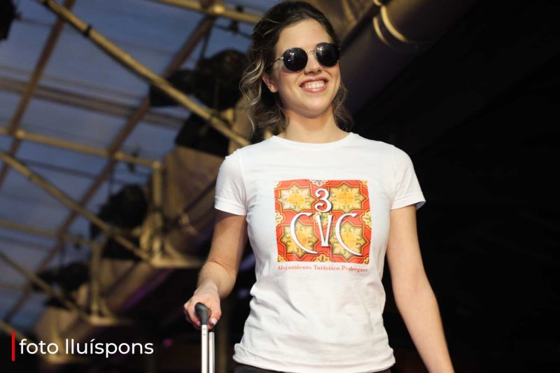 La gran desfilada del Comerç de Pedreguer va més enllà de la moda i complements i innova amb altres sectors La gran desfilada del Comerç de Pedreguer va més enllà de la moda i complements i innova amb altres sectors