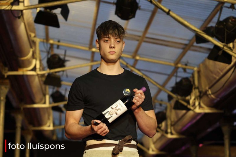 La gran desfilada del Comerç de Pedreguer va més enllà de la moda i complements i innova amb altres sectors La gran desfilada del Comerç de Pedreguer va més enllà de la moda i complements i innova amb altres sectors