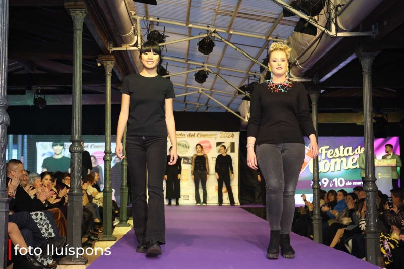 La gran desfilada del Comerç de Pedreguer va més enllà de la moda i complements i innova amb altres sectors La gran desfilada del Comerç de Pedreguer va més enllà de la moda i complements i innova amb altres sectors