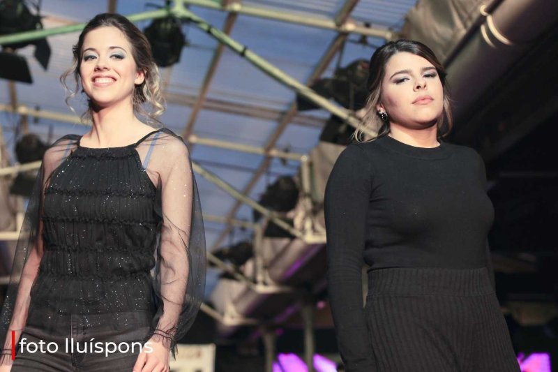 La gran desfilada del Comerç de Pedreguer va més enllà de la moda i complements i innova amb altres sectors La gran desfilada del Comerç de Pedreguer va més enllà de la moda i complements i innova amb altres sectors