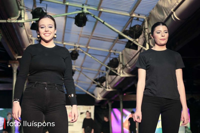 La gran desfilada del Comerç de Pedreguer va més enllà de la moda i complements i innova amb altres sectors La gran desfilada del Comerç de Pedreguer va més enllà de la moda i complements i innova amb altres sectors