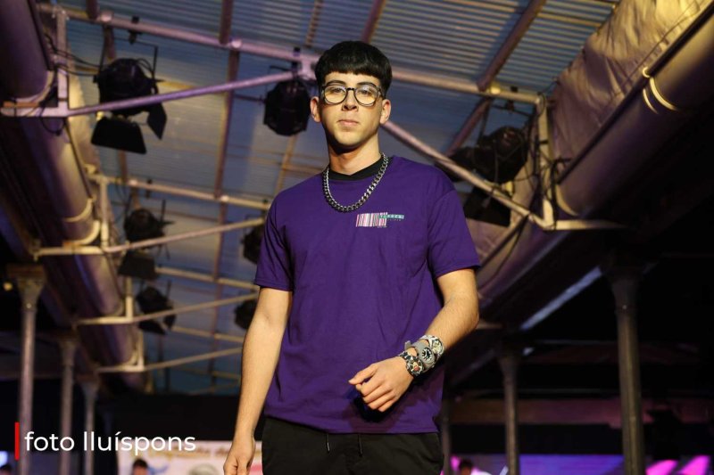 La gran desfilada del Comerç de Pedreguer va més enllà de la moda i complements i innova amb altres sectors La gran desfilada del Comerç de Pedreguer va més enllà de la moda i complements i innova amb altres sectors