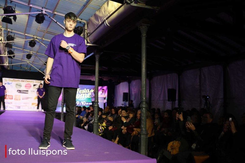 La gran desfilada del Comerç de Pedreguer va més enllà de la moda i complements i innova amb altres sectors La gran desfilada del Comerç de Pedreguer va més enllà de la moda i complements i innova amb altres sectors