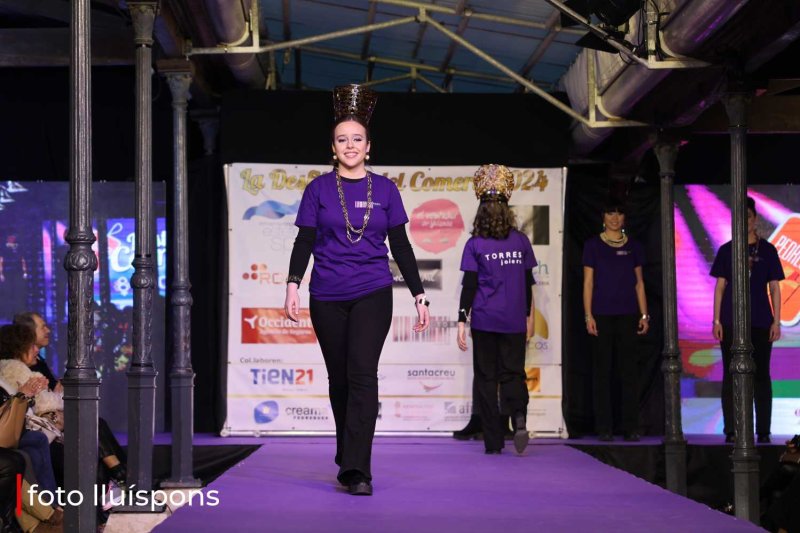 La gran desfilada del Comerç de Pedreguer va més enllà de la moda i complements i innova amb altres sectors La gran desfilada del Comerç de Pedreguer va més enllà de la moda i complements i innova amb altres sectors