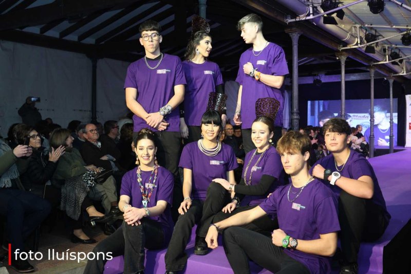 La gran desfilada del Comerç de Pedreguer va més enllà de la moda i complements i innova amb altres sectors La gran desfilada del Comerç de Pedreguer va més enllà de la moda i complements i innova amb altres sectors