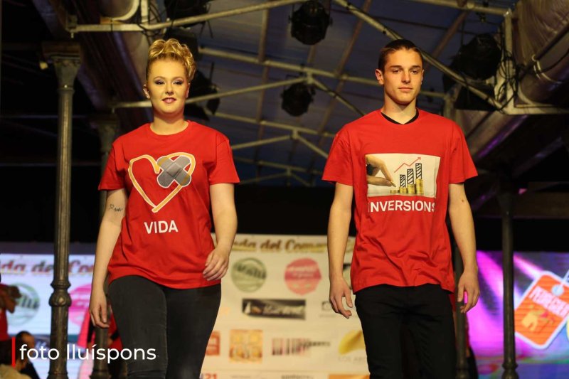 La gran desfilada del Comerç de Pedreguer va més enllà de la moda i complements i innova amb altres sectors La gran desfilada del Comerç de Pedreguer va més enllà de la moda i complements i innova amb altres sectors