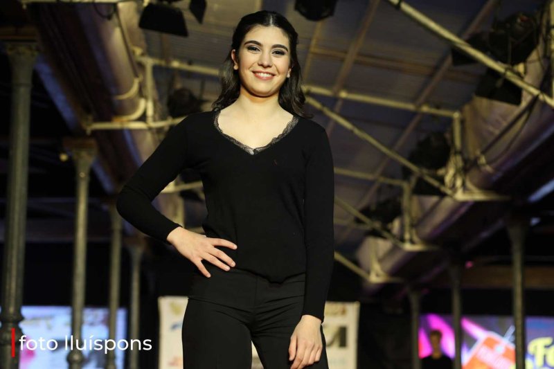 La gran desfilada del Comerç de Pedreguer va més enllà de la moda i complements i innova amb altres sectors La gran desfilada del Comerç de Pedreguer va més enllà de la moda i complements i innova amb altres sectors