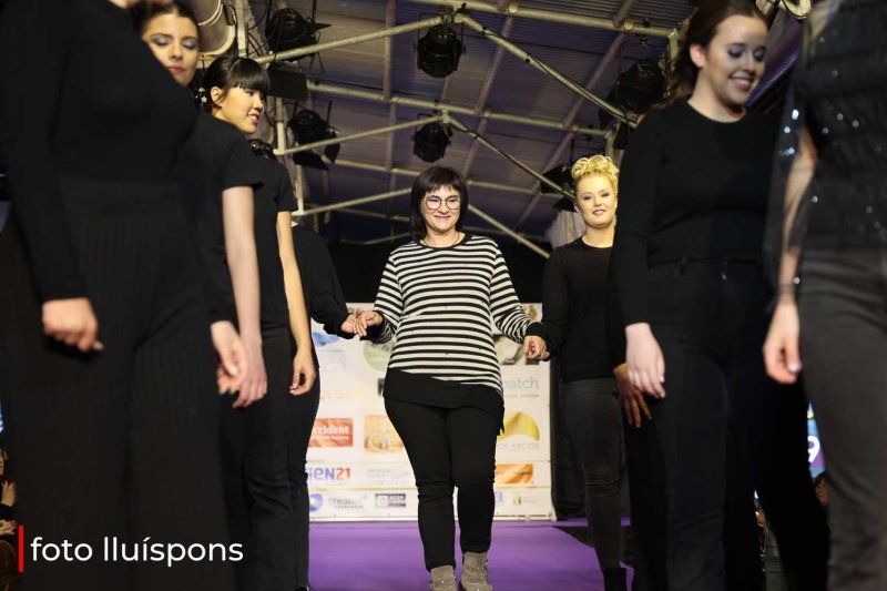 La gran desfilada del Comerç de Pedreguer va més enllà de la moda i complements i innova amb altres sectors La gran desfilada del Comerç de Pedreguer va més enllà de la moda i complements i innova amb altres sectors