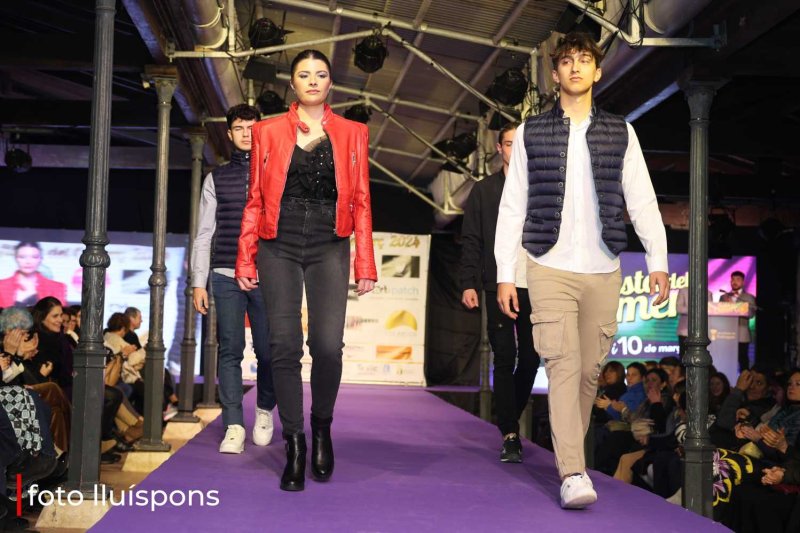 La gran desfilada del Comerç de Pedreguer va més enllà de la moda i complements i innova amb altres sectors La gran desfilada del Comerç de Pedreguer va més enllà de la moda i complements i innova amb altres sectors