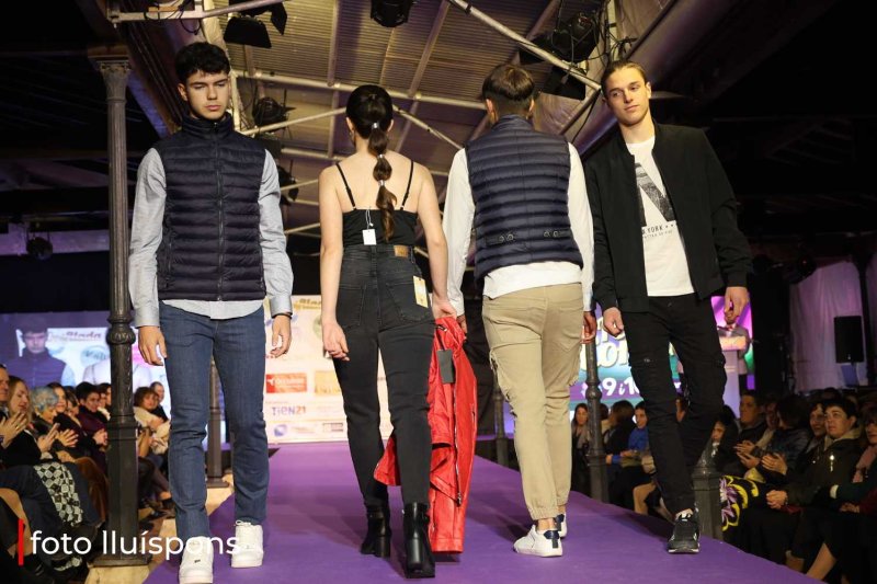 La gran desfilada del Comerç de Pedreguer va més enllà de la moda i complements i innova amb altres sectors La gran desfilada del Comerç de Pedreguer va més enllà de la moda i complements i innova amb altres sectors