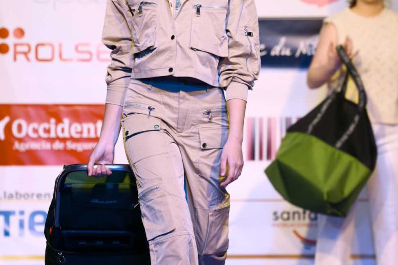 La gran desfilada del Comerç de Pedreguer va més enllà de la moda i complements i innova amb altres sectors La gran desfilada del Comerç de Pedreguer va més enllà de la moda i complements i innova amb altres sectors