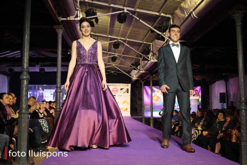 La gran desfilada del Comerç de Pedreguer va més enllà de la moda i complements i innova amb altres sectors La gran desfilada del Comerç de Pedreguer va més enllà de la moda i complements i innova amb altres sectors