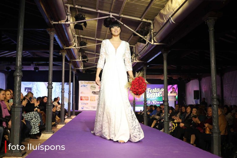 La gran desfilada del Comerç de Pedreguer va més enllà de la moda i complements i innova amb altres sectors La gran desfilada del Comerç de Pedreguer va més enllà de la moda i complements i innova amb altres sectors