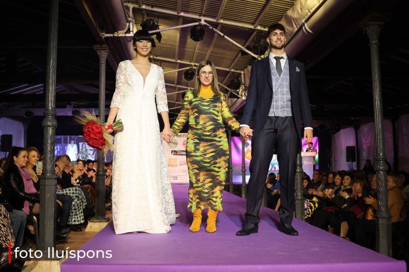 La gran desfilada del Comerç de Pedreguer va més enllà de la moda i complements i innova amb altres sectors La gran desfilada del Comerç de Pedreguer va més enllà de la moda i complements i innova amb altres sectors