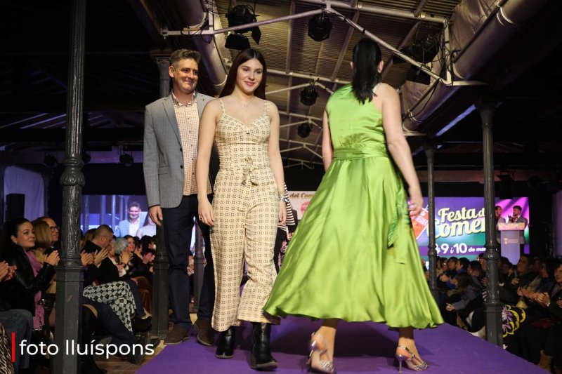 La gran desfilada del Comerç de Pedreguer va més enllà de la moda i complements i innova amb altres sectors La gran desfilada del Comerç de Pedreguer va més enllà de la moda i complements i innova amb altres sectors