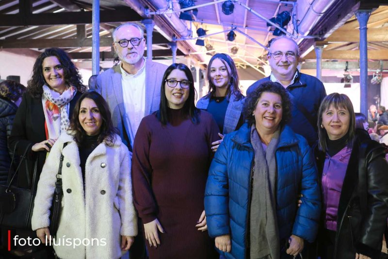 La gran desfilada del Comerç de Pedreguer va més enllà de la moda i complements i innova amb altres sectors La gran desfilada del Comerç de Pedreguer va més enllà de la moda i complements i innova amb altres sectors